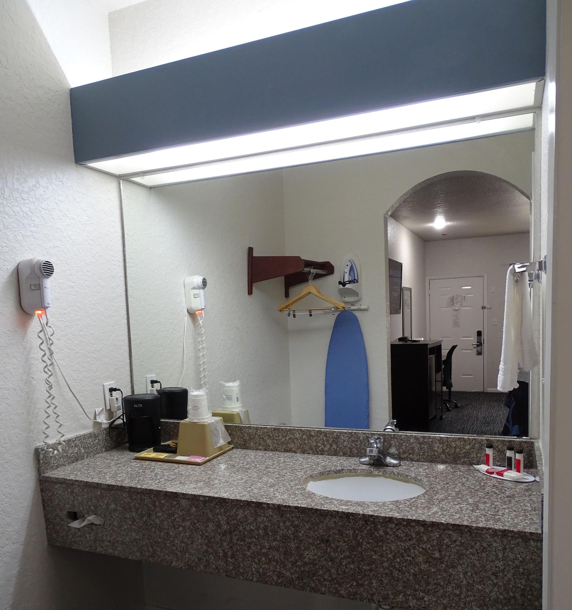 Super 8 By Wyndham Houston/Brookhollow Nw Экстерьер фото