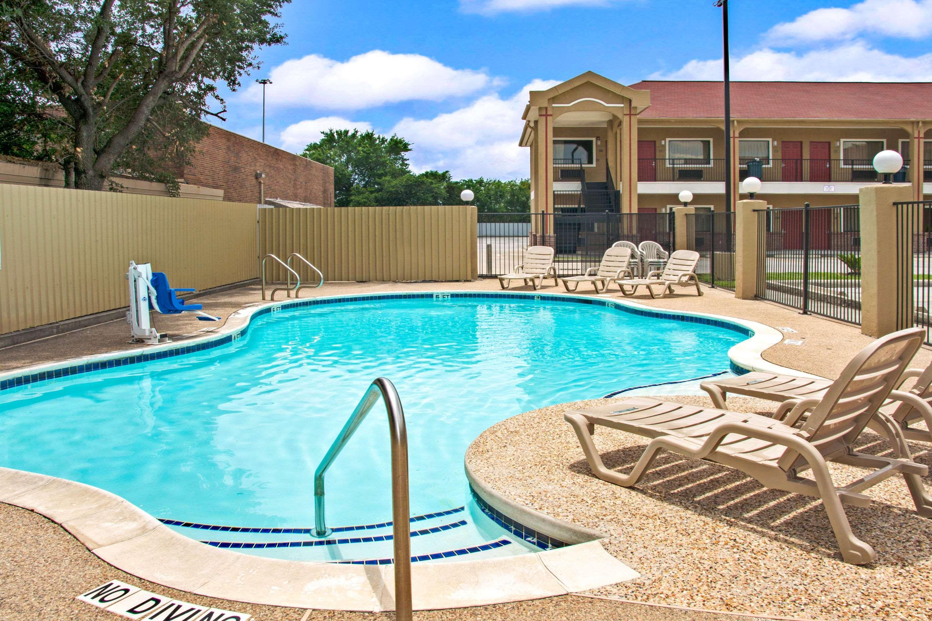 Super 8 By Wyndham Houston/Brookhollow Nw Экстерьер фото