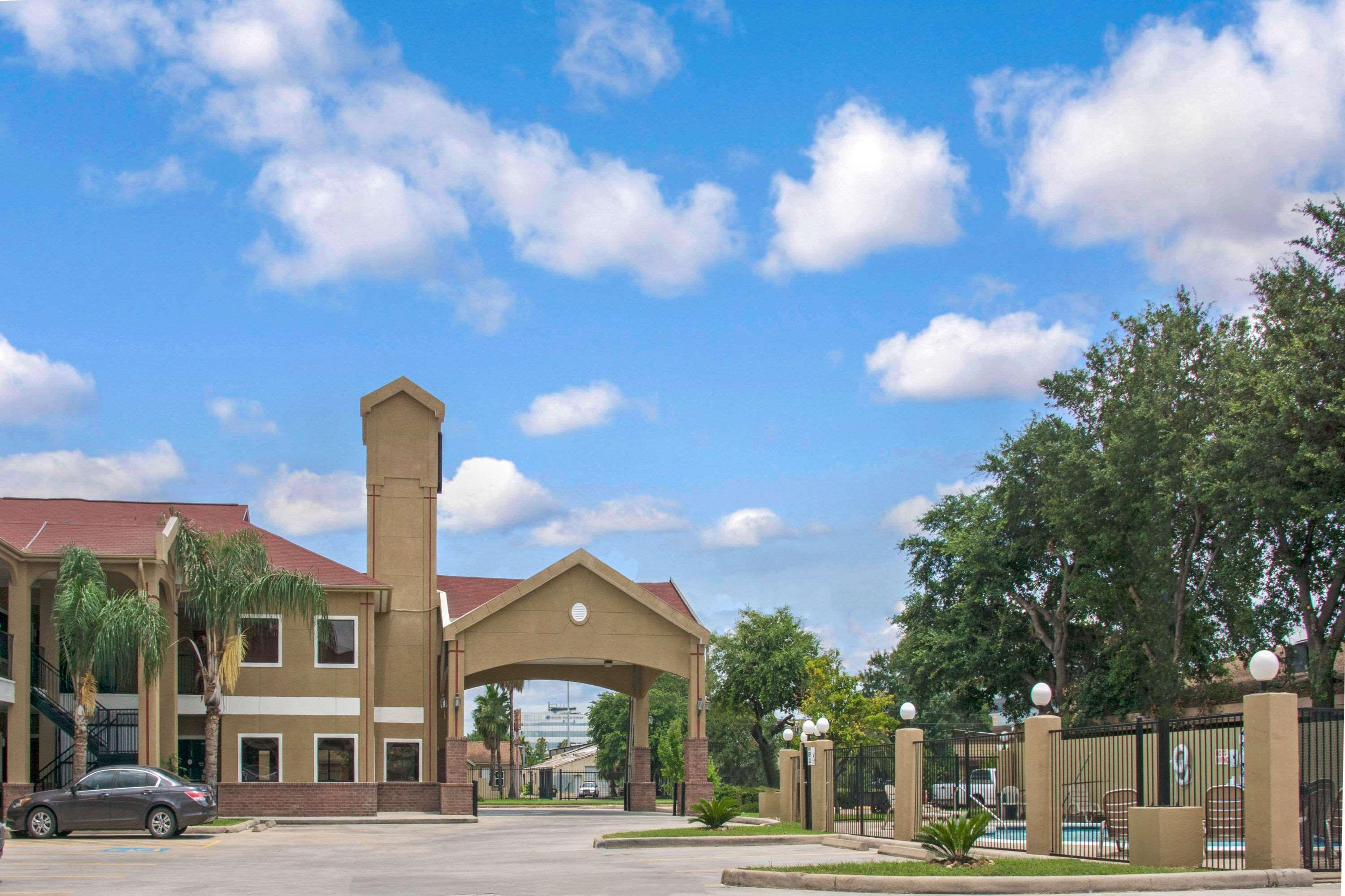 Super 8 By Wyndham Houston/Brookhollow Nw Экстерьер фото